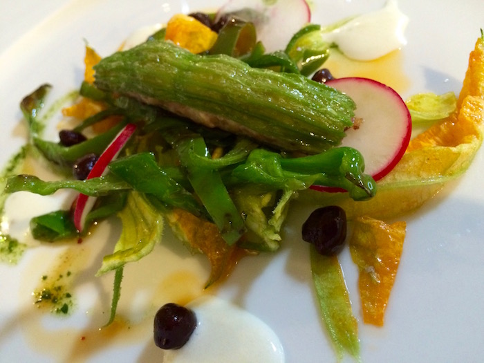 Brandi, Insalata di verdure di campo, friggiteli spadellati e fiore di zucca ripieno di pasta di salsiccia di Minervino,