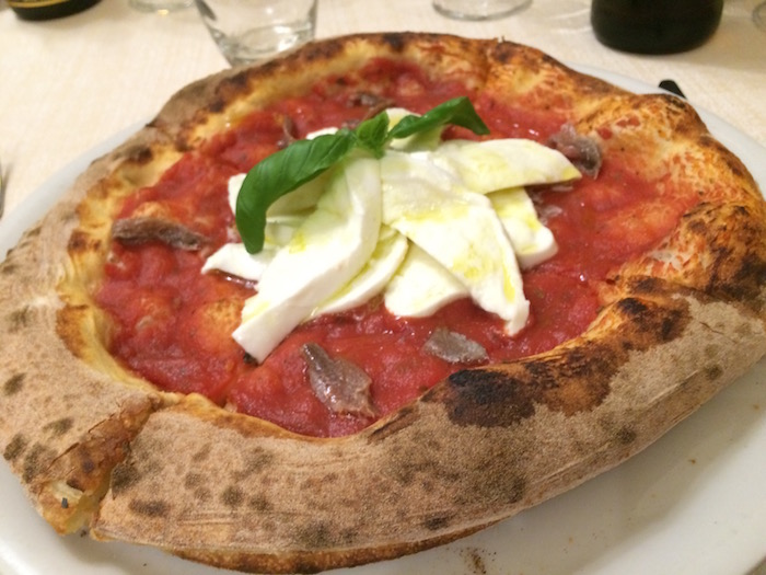 Pizzeria Vecchio Gazebo, La pizza Mediterraneo, con salsa di pomodoro, acciughe, bufala fresca e acciughe