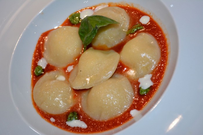 M'AMA, Gnocchi ripieni di ricotta con colatura di pomodoro