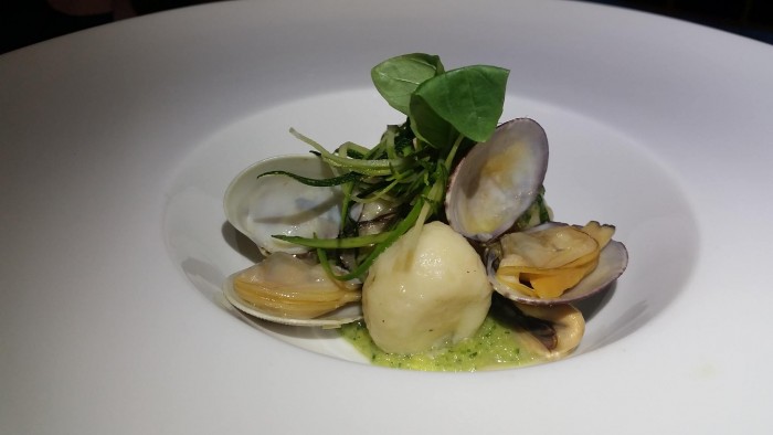 M'AMA, Ndunderi di ricotta su crema di zucchine e vongole