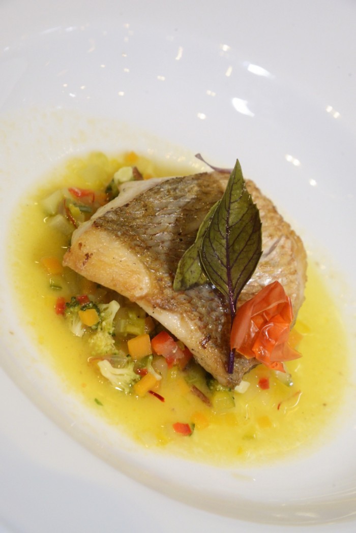 Morsi e Rimorsi, Filetto di dentice faraone all’acqua  pazza di primizie estive, riso selvaggio e fili di zafferano