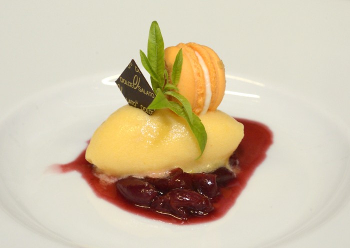Morsi e Rimorsi, sorbetto di nespole, ragu’ di ciliegie e  macaron al timo e caprino