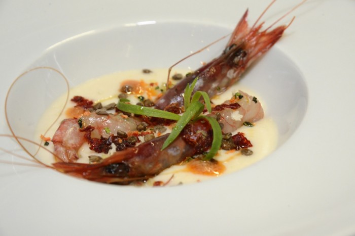 Morsi e Rimorsi. passatina di fagioli cannellini con  gamberi rossi marinati leggermente all’arancia, verdure e lenticchie  disidratateJ