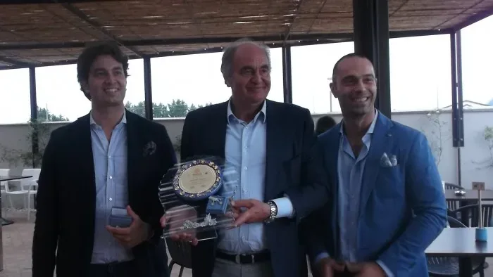 Peppino Pagano col premio ricevuto dal Rotary