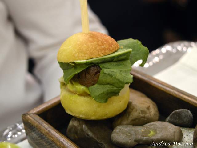 Piazzetta Milu Chef Experience con Sposito. Panino con hamburger di pezzata con insalata, maionese ai peperoncini verdi e zenzero