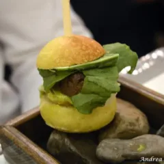 Piazzetta Milu Chef Experience con Sposito. Panino con hamburger di pezzata con insalata, maionese ai peperoncini verdi e zenzero