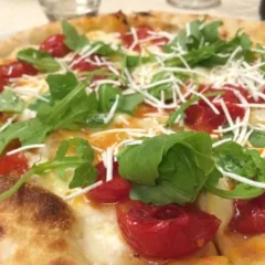 Pizzeria Vecchio Gazebo, Pizza Deliziosa con pomodorini infornati, Bufala, Rucola e ricotta marzotica