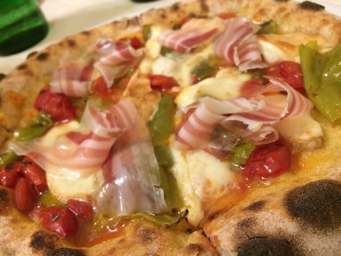 Pizzeria Vecchio Gazebo, Pizza con friggitelli, Bufale, Guanciale di Martina Franca