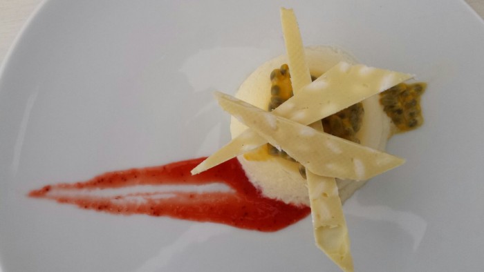 Semifreddo allo zenzero con cuore ai frutti di bosco e scaglie di cioccolato bianco