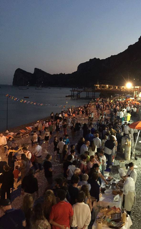 Marina del Cantone, tutti in spiaggia per gli spaghetti alla Nerano