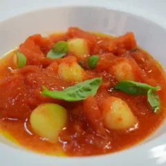 Tofette ripieni di formaggi vicani con zuppa tiepida di San Marzano e origano