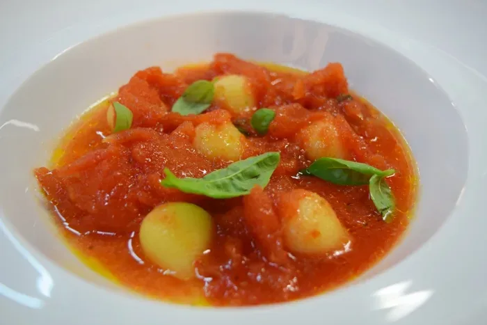 Tofette ripieni di formaggi vicani con zuppa tiepida di San Marzano e origano