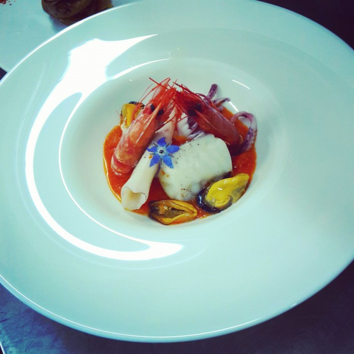 Zuppetta di pesce su salsa di pomodoro allo zenzero