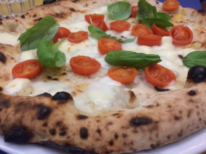 La Gatta Mangiona, la pizza con mozzarella di bufala e pomodorini