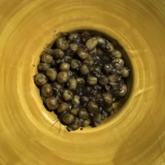 Gnocchi al timo limonato con seppia intera marinata