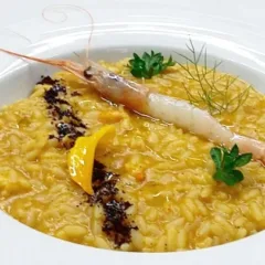 Risotto alla crema di zucca, gamberi e polvere di caff