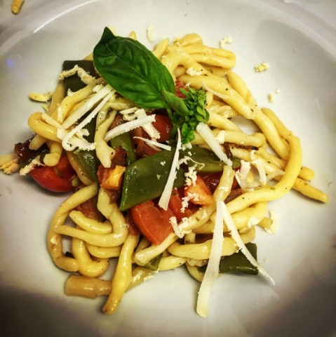 Strozzapreti con pomodoro fresco, guanciale, taccole e pecorino di fossa dop