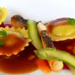 Ravioli alla ventricina su cremoso al pomodoro e zenzero con salsa di orata