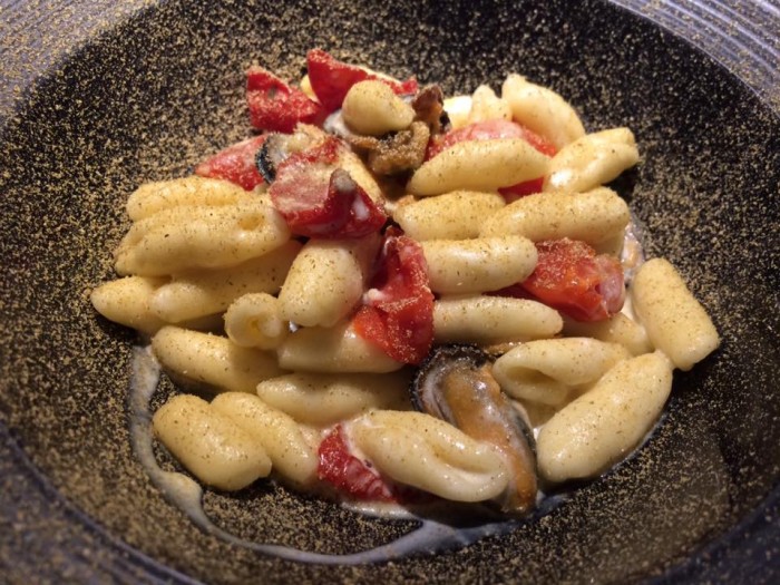 Locanda Severino, cavatelli al solo indice con cozze, canestrato e camomilla