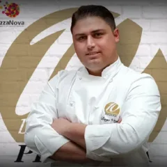 Diego Vitagliano con i colori di 10 la sua nuova pizzeria