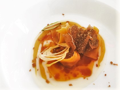 Don Alfonso dal 1890-Cappelli di pasca fresca ripieni di stracotto di maiale, salsa amatriciana di pomodoro giallo, parmigiano e tartufo nero