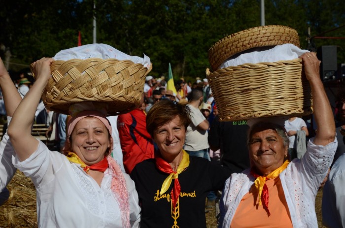 I canestri in vimini portati dalle donne contengono il cosiddetto aglio, una panella ripiena con ortaggi, frittata, caciocavallo e salumi