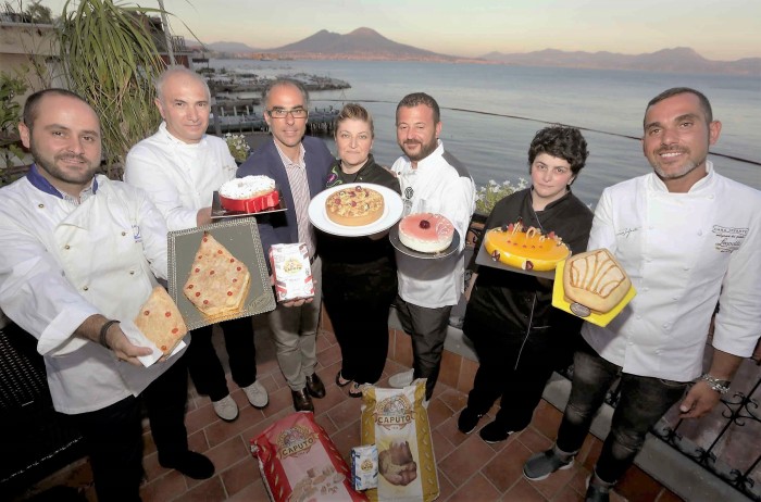 Palazzo Petrucci a Villa DonnAnna, martedì 19 luglio  San Gennà - Un dolce per San Gennaro Due donne pastry chef e quattro maestri pasticceri si sfidano a Napoli per dedicare un dolce a San Gennaro. Ph: Stefano Renna nella foto: I partecipanti con Antimo Caputo dell' omonimo mulino.