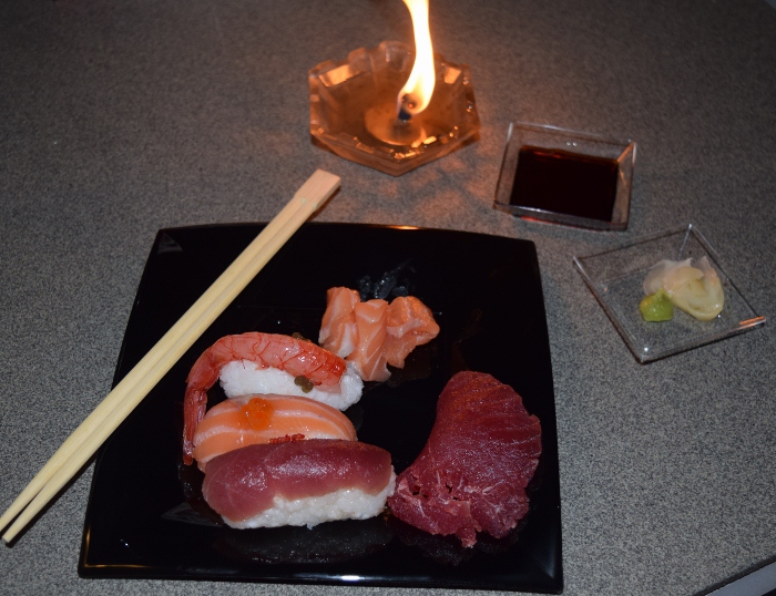 Japanapoli, Piatto di sashimi e nigiri con salsa di soia, zenzero e wasabi