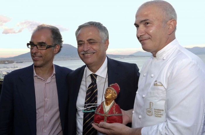 Palazzo Petrucci a Villa DonnAnna, martedì 19 luglio  San Gennà - Un dolce per San Gennaro Due donne pastry chef e quattro maestri pasticceri si sfidano a Napoli per dedicare un dolce a San Gennaro. Ph: Stefano Renna / Roberta De Maddi nella foto: Il vincitore del contest Salvatore Gabbiano di "Dulcis in Pompei"