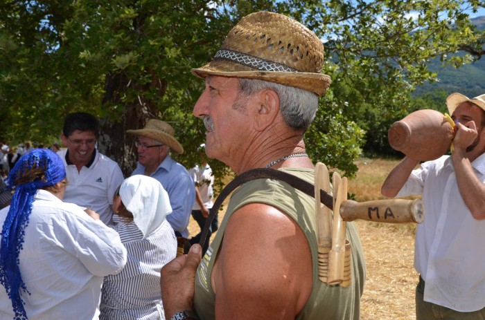 Palio del grano, Le falci sono in spalla, i proteggi dita alle mani, i lacci con cui si legheranno le fascine strategicamente stretti intorno alla vita della spigolatrici