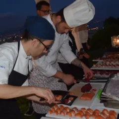 Lo chef Paolo Romano sfiletta il sashimi di tonno e salmone