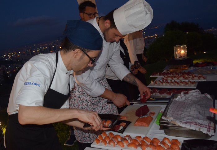 Lo chef Paolo Romano sfiletta il sashimi di tonno e salmone