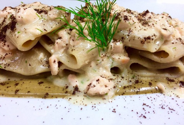 MAESTRO DEL GUSTO - Pacchero integrale saltato al salmone su vellutata di pistacchio e spolverata di caffe'