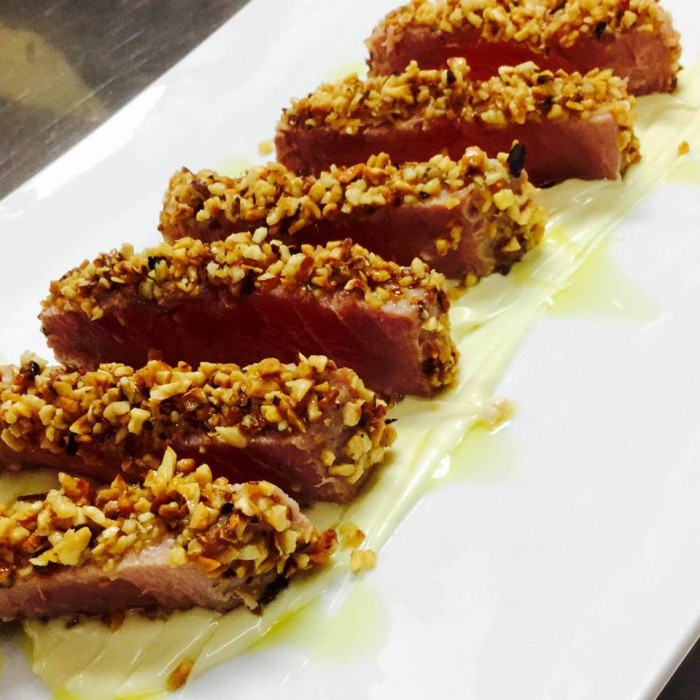 MAESTRO DEL GUSTO - Tagliata di tonno in crosta di nocciole su salsa di cioccolato bianco