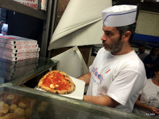Pizzeria-Di-Matteo-Via-dei-Tribunali.-La-Pizza-a-libretta