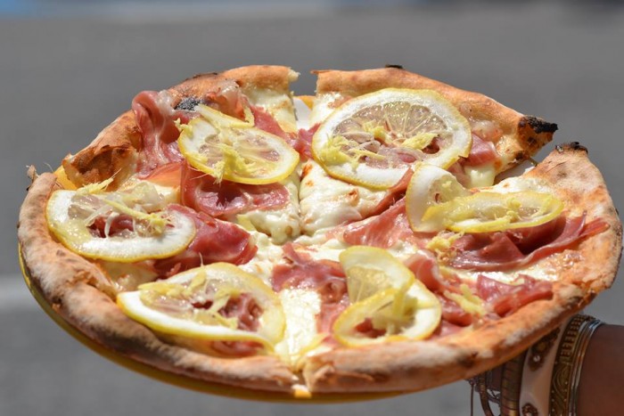 SAL DE RISO La cena, la pizza Amalfi con provola, fior di latte, crudo, limone e zenzero.