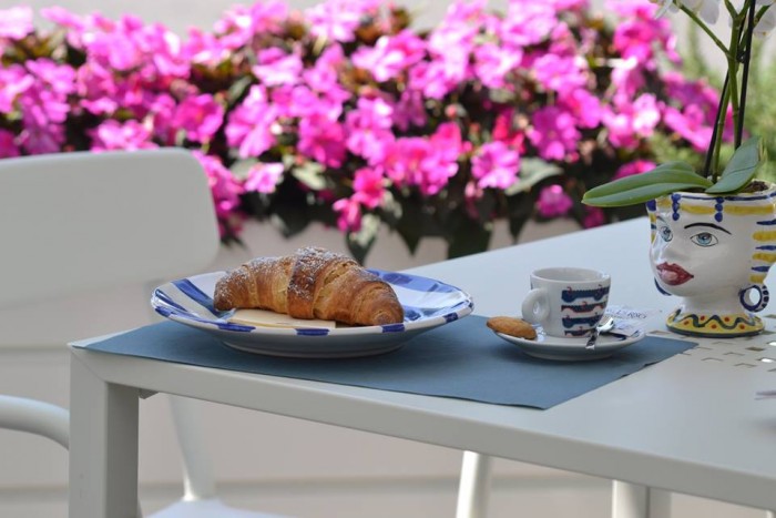 SAL DE RISO La colazione, il cornetto e il caffè Illy