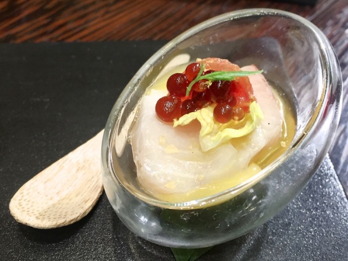 Sushi B, Aperitivo Sashimi di ricciola con lattughino, pomodorini confit con crema di yuzukosyo