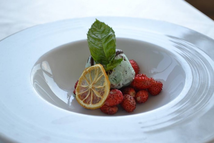 TORRE NORMANNA - Sorbetto menta e cioccolato con fragoline di bosco