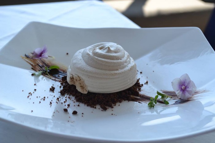 TORRE NORMANNA - NUVOLA - Meringa al caffè ripiena di mascarpone su crumble salato