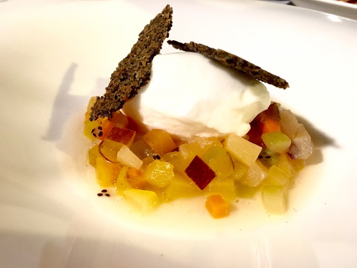 Borgo Valle Rita, zuppa di frutta e verdure del Borgo con gelato allo zenzero e limone. Cialde ai semi di papavero nero