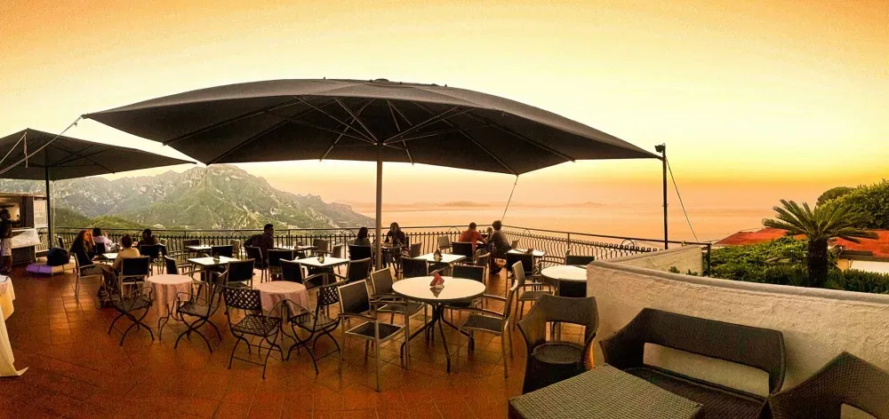 GARDEN BAR Veduta del Garden bar al tramonto