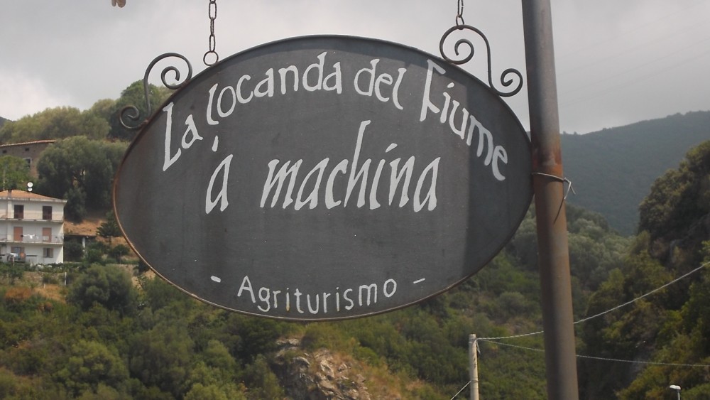 Insegna Agriturismo La Locanda del Fiume A Machina