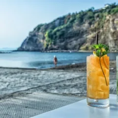 La Playa tapas bar, La brezza spira dal mare e porta refrigerio lì dove sono seduta a sorseggiare un mojito