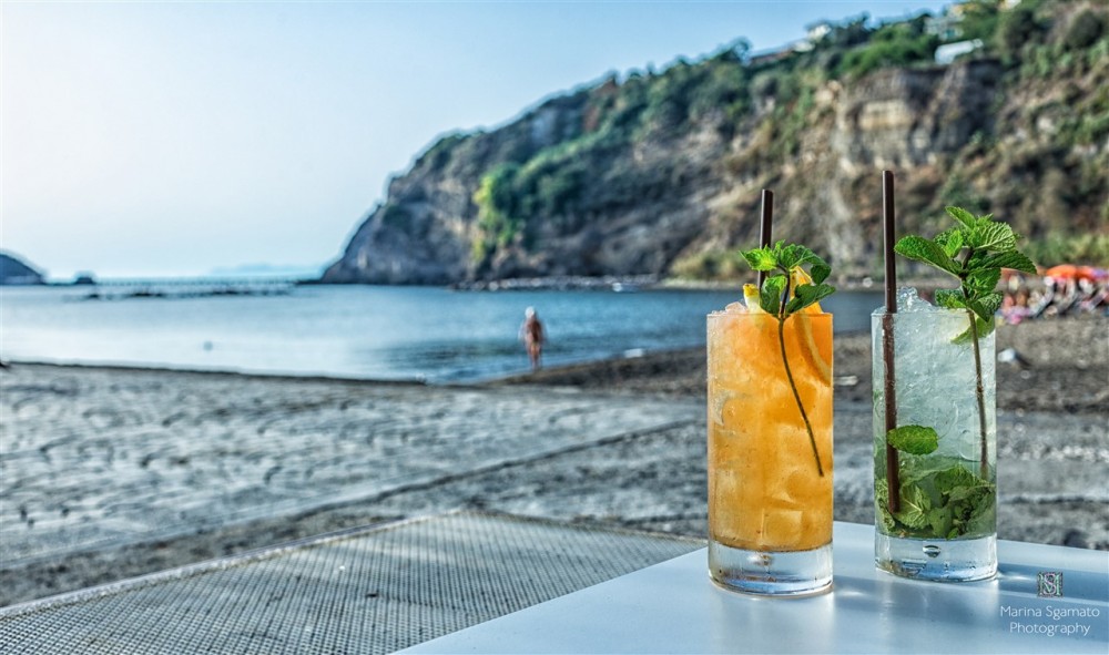 La Playa tapas bar, La brezza spira dal mare e porta refrigerio lì dove sono seduta a sorseggiare un mojito