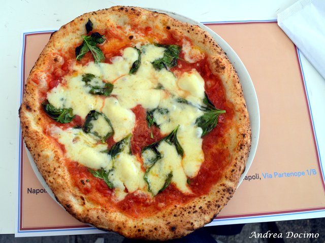 Pizzerie sul lungomare. Eccellenze Campane di Guglielmo Vuolo. La margherita