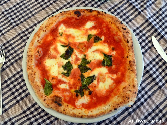 Pizzerie sul lungomare. I Re di Napoli. La margherita