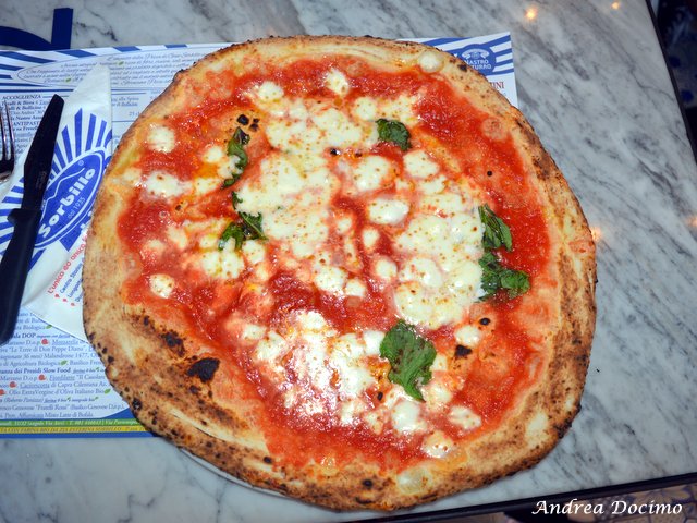 Pizzerie sul lungomare. Lievito Madre di Gino Sorbillo. La margherita