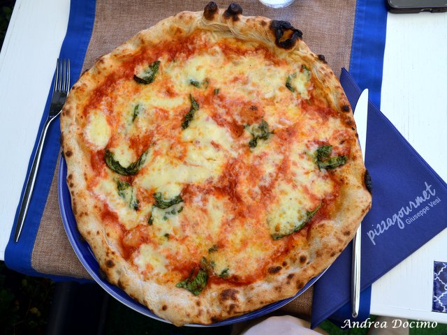 Pizzerie sul lungomare. Pizza Gourmet Giuseppe Vesi. La margherita