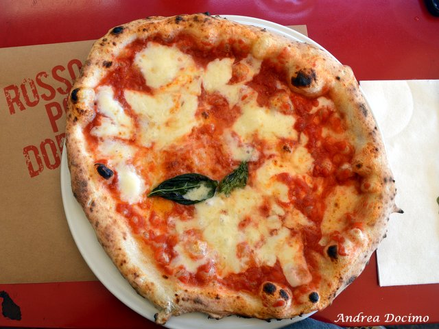 Pizzerie sul lungomare. Rosso Pomodoro. La margherita